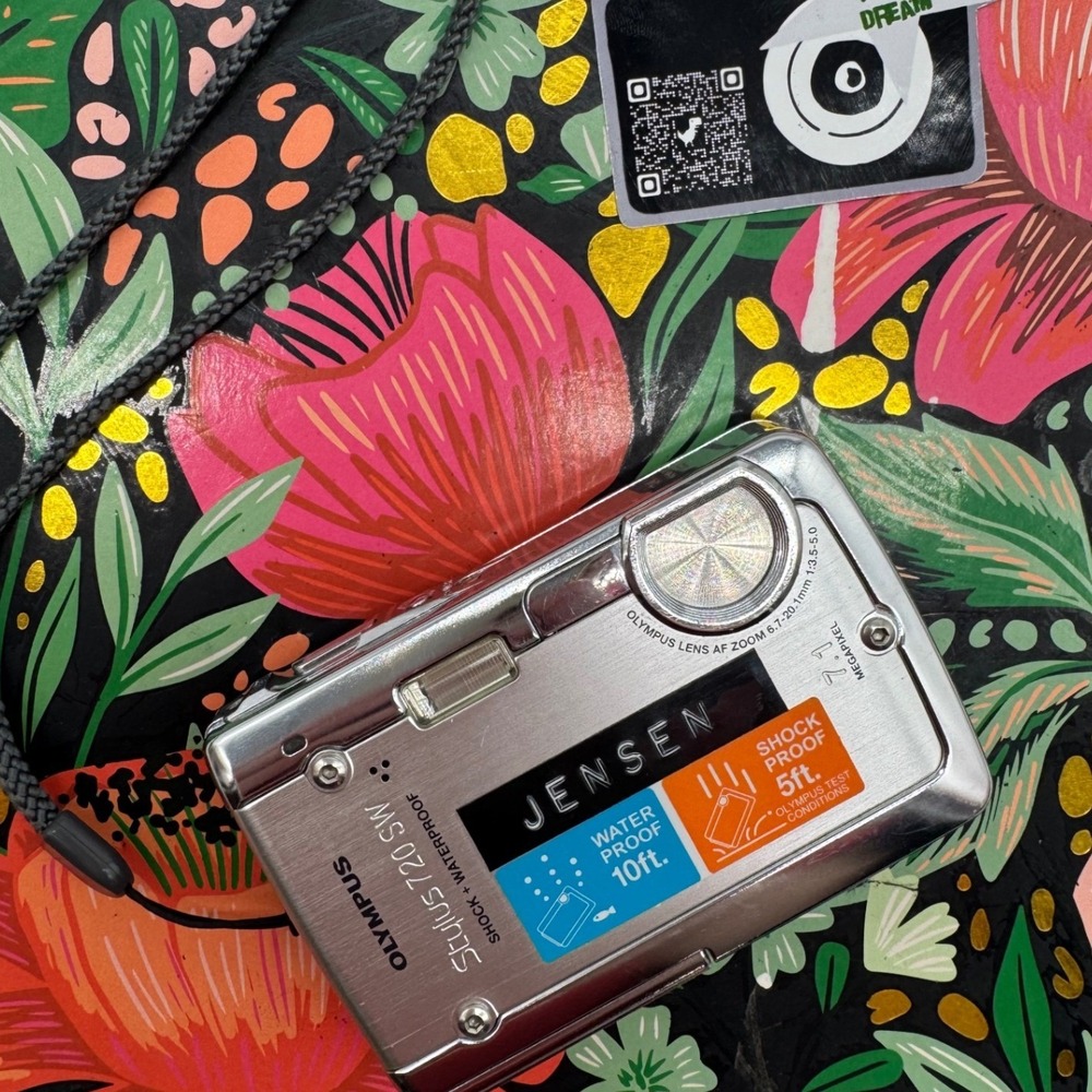 Olympus Stylus 720 SW Digital Camera Silver Shock Waterproof 7.1MP with Charger